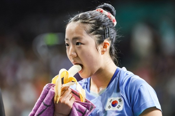 올림픽 경기 도중 바나나를 먹는 모습이 화제가 됐던 신유빈. ⓒ연합뉴스