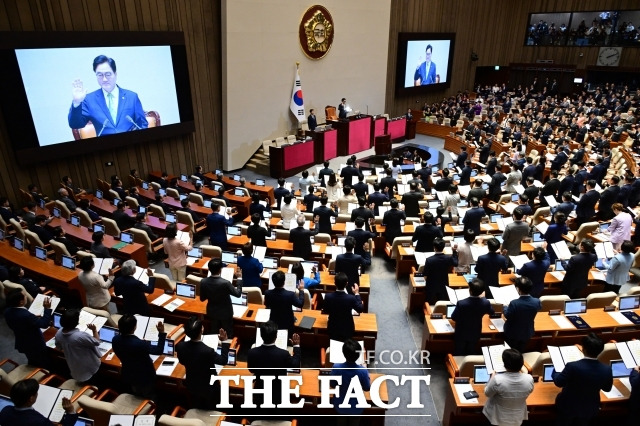 국회사무처의 '국회의원 수당 등 지급기준'에 따르면 2024년도 상여수당 중 명절 휴가비는 849만5880원이다. 설과 추석에 각 지급됨에 따라 국회의원들은 이번 추석 상여금으로 424만원7940을 받게 된다. 지난 2일 제22대 국회 개원식에서 우원식 국회의장을 비롯한 국회의원들이 선서를 하는 모습. /남윤호 기자