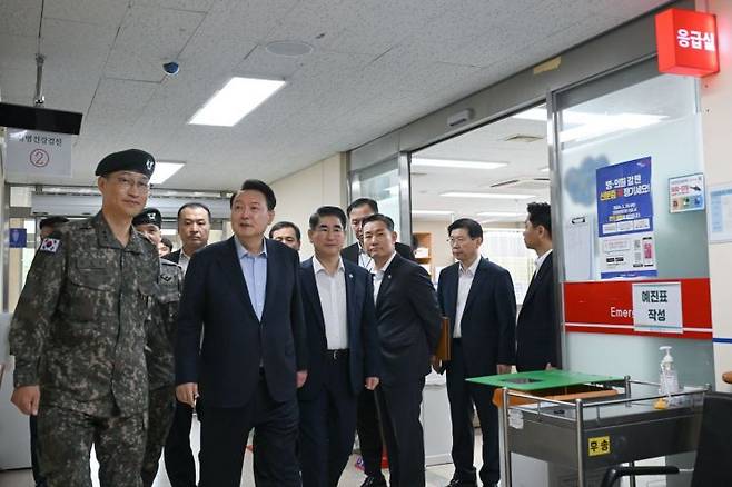 윤석열 대통령이 추석인 17일 강원도 최전방 육군 15사단 의무대대 응급실을 방문해 군의 민간의료지원 관련 현황을 살피고 있다. [이미지출처=연합뉴스]