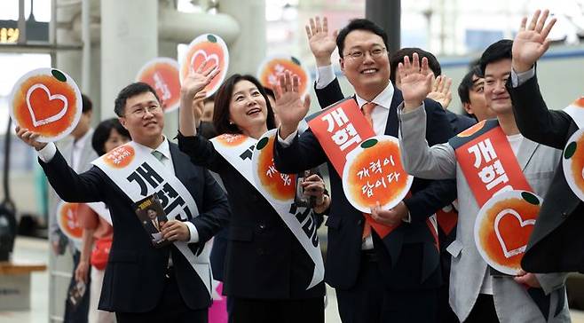 개혁신당 허은아(왼쪽 두번째부터) 당대표와 천하람 원내대표가 추석 연휴를 하루 앞둔 지난 13일 서울역에서 귀성객들에게 추석 인사를 하고 있다. ⓒ뉴시스