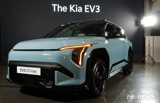 지난 5월 22일 서울 성동구 성수 언플러그드 그라운드에서 열린 'The Kia EV3 포토미디어데이'에서 SUV 전기차 EV3가 공개되고 있다. 뉴시스