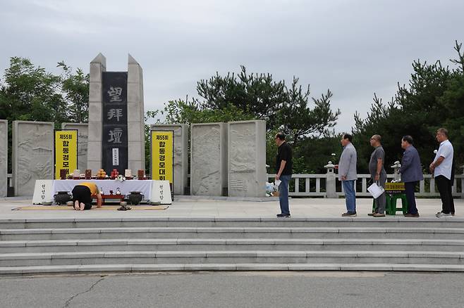 추석인 17일 경기 파주시 임진각 망배단에서 열린 제55회 합동경모대회에서 실향민들이 줄지어 절을 하고 있다. 연합뉴스