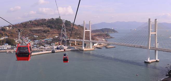 전남 여수의 돌산공원과 자산공원을 잇는 여수해상케이블카./ 연합뉴스