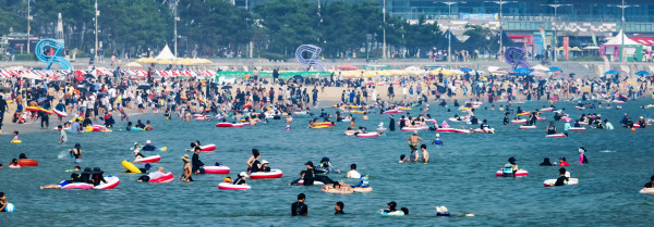 해운대 해수욕장이 피서를 즐기러 온 관광객들로 북적이고 있다. / 이원준 기자windstorm@