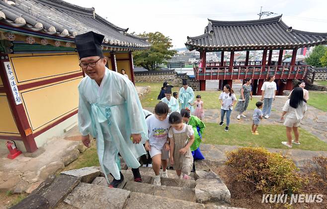 '향교 둘러보기'절하기, 송편만들기 체험을 마친 어린이들이 향교 곳곳을 둘러보고 있다. 제천향교(堤川鄕校)는 대한민국 충청북도 제천시에 있는 고려 시대의 향교로 1981년 12월 26일 충청북도의 유형문화재 제105호로 지정되었다.