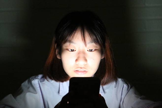 대학생 이모씨가 스마트폰에 깊이 빠져있다. 사진=이가을