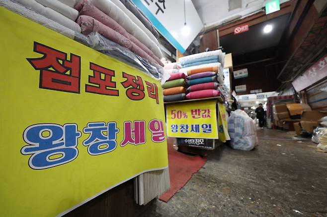 30일 서울의 한 전통시장 내 가게에 점포정리 관련 안내가 붙어있다. 완연한 수출 회복세에 상반기 재정 집중 집행까지 힘을 보탰지만 내수는 여전히 그늘을 면치 못하고 있다. 연합뉴스