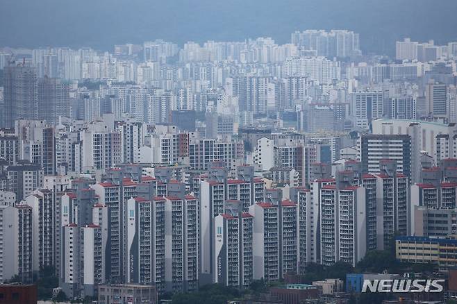 [서울=뉴시스] 김근수 기자 = 지난 7월21일 서울 중구 남산에서 서울시내 아파트 단지가 보이고 있다. 2024.09.17. ks@newsis.com