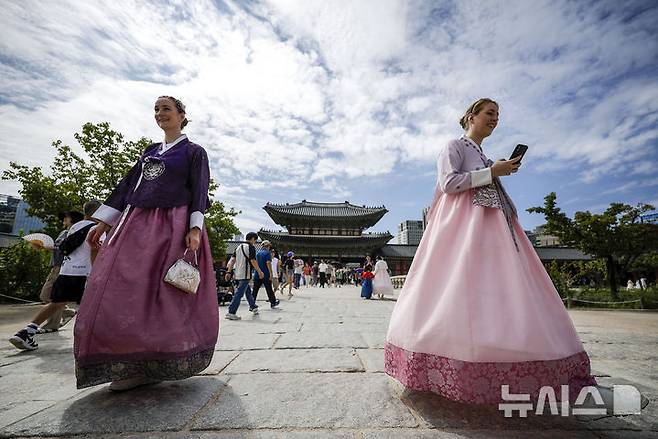 [서울=뉴시스] 정병혁 기자 = 추석인 17일 서울 종로구 경복궁에서 한복을 입은 여행객이 이동하고 있다. 2024.09.17. jhope@newsis.com