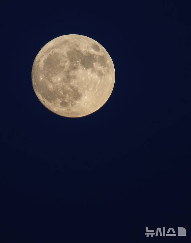 [제주=뉴시스] 우장호 기자 = 추석 명절인 17일 오후 제주시 동쪽 하늘에 밝은 보름달이 떠오르고 있다. 미국 항공우주국(NASA)에 따르면 이번 보름달은 달과 지구 사이의 거리가 35만8211㎞로 평균 거리보다 가까워 더 밝고 큰 슈퍼문에 해당한다. 2024.09.17. woo1223@newsis.com
