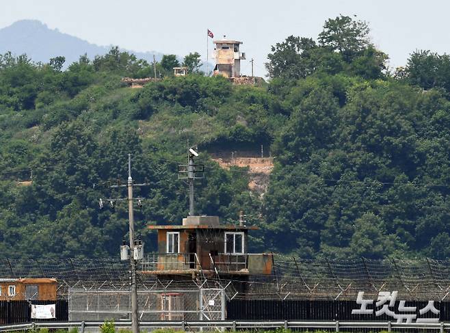 경기 파주시 접경지역에서 바라본 우리 군 초소와 북한 초소가 마주보고 있다. 황진환 기자