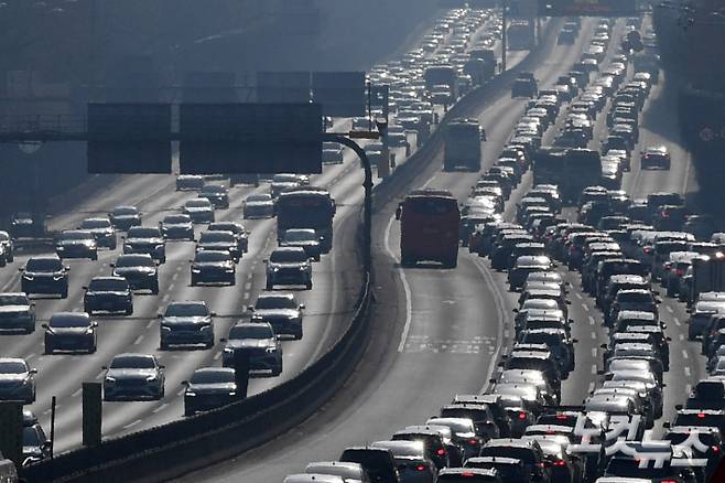 명절 고속도로 정체. 류영주 기자