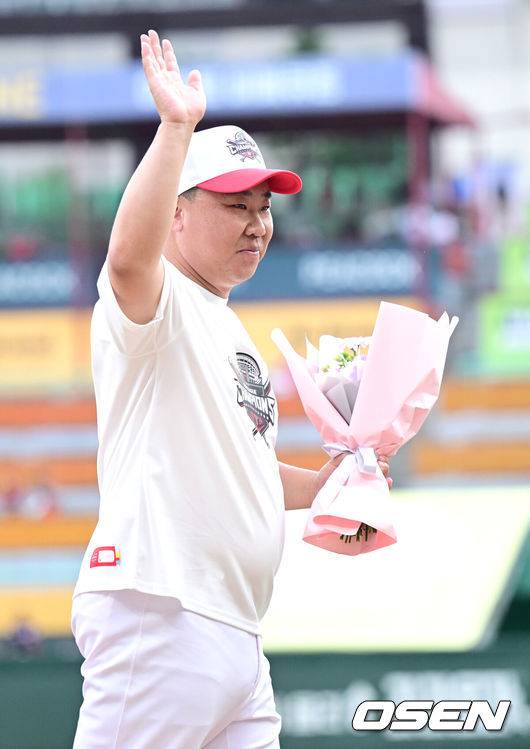 [OSEN=인천, 최규한 기자] 프로야구 KIA 타이거즈가 정규시즌에서 우승을 거머쥐었다.정규시즌 우승까지 매직넘버 1을 남겨두고 있던 KIA는 이날 경기에서 승리하거나 서울 잠실구장에서 열린 두산과 삼성의 경기에서 삼성이 패하면 우승을 확정할 수 있었다. 자력우승에 도전했던 KIA는 SSG에 패하며 자력우승을 하지는 못했지만 두산이 삼성을 8-4로 격파하면서 마지막 매직넘버를 줄이고 정규시즌 우승을 확정했다. 1991년, 1993년, 1996~1997년, 2009년, 2017년에 이은 구단 역대 7번째 우승이다.&nbsp;KIA 이범호 감독이 우승 꽃다발과 함께 인사를 전하고 있다. 2024.09.17 / dreamer@osen.co.kr