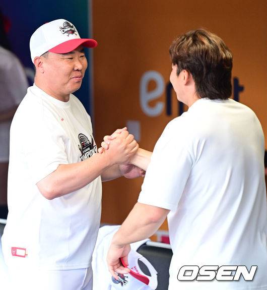 [OSEN=인천, 최규한 기자] 프로야구 KIA 타이거즈가 정규시즌에서 우승을 거머쥐었다.정규시즌 우승까지 매직넘버 1을 남겨두고 있던 KIA는 이날 경기에서 승리하거나 서울 잠실구장에서 열린 두산과 삼성의 경기에서 삼성이 패하면 우승을 확정할 수 있었다. 자력우승에 도전했던 KIA는 SSG에 패하며 자력우승을 하지는 못했지만 두산이 삼성을 8-4로 격파하면서 마지막 매직넘버를 줄이고 정규시즌 우승을 확정했다. 1991년, 1993년, 1996~1997년, 2009년, 2017년에 이은 구단 역대 7번째 우승이다.&nbsp;KIA 이범호 감독과 나성범이 인사를 나누고 있다. 2024.09.17 / dreamer@osen.co.kr