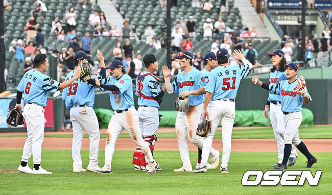 [OSEN=부산, 이석우 기자] 17일 부산 사직야구장에서 2024 신한 SOL 뱅크 KBO 리그 롯데 자이언츠와 LG 트윈스의 경기가 열렸다. 홈팀 롯데는 박진이 선발 출전하고 LG는 엔스가 선발 출전했다.롯데 자이언츠 선수들이 LG 트윈스에 7-3으로 역전승하고 기쁨을 나누고 있다. 2024.09.17 / foto0307@osen.co.kr