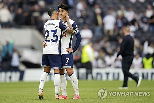 영국 매체 '기브미스포츠'가 16일(한국시간) 손흥민이 북런던 더비 패배에도 불구하고 '착각에 가까운' 평가를 내리며 경기를 지배했다고 주장했다. 손흥민은 이날 왼쪽 공격수로 선발로 출장했지만, 전반에 나온 컷백 패스 이회에 많은 기회를 만들거나 잡지 못했다.  경기 후 손흥민은 스카이스포츠와의 인터뷰에서 우리는 경기를 지배했다. 축구했고 우리는 단지 세트피스 골로 다시 실점했다라며 세트피스 수비에 대해 아쉬움을 드러냈다. 연합뉴스