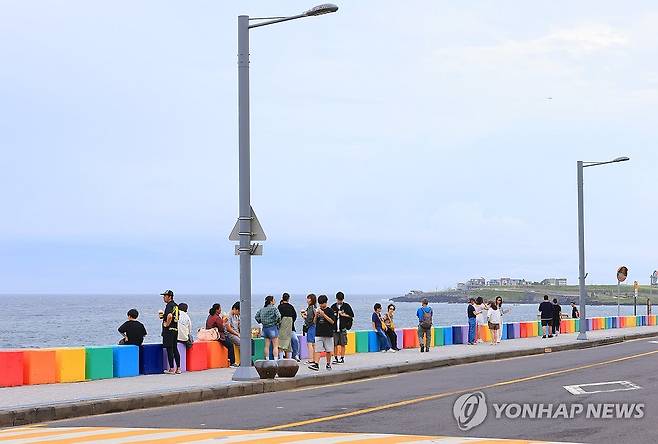 추석 연휴 무지개 해안도로 찾은 관광객들 (제주=연합뉴스) 전지혜 기자 = 추석 연휴인 16일 제주시 도두동 무지개 해안도로를 찾은 관광객과 나들이객들이 바다를 보며 산책하고 있다. 2024.9.16 atoz@yna.co.kr