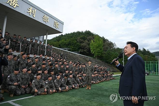 윤석열 대통령, 추석 맞아 강원 최전방 15사단 방문 (서울=연합뉴스) 홍해인 기자 = 윤석열 대통령이 추석인 17일 강원도 최전방 육군 15사단 사령부 사열대에서 사단 장병들과 기념촬영을 마친 뒤 장병들을 격려하며 발언하고 있다. 2024.9.17 [대통령실 제공. 재판매 및 DB 금지] hihong@yna.co.kr