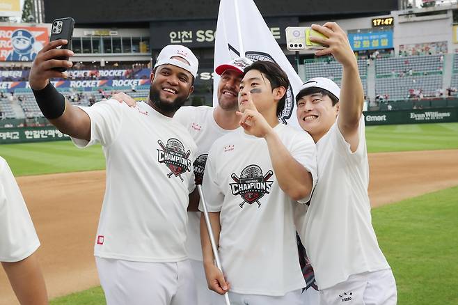 동료들과 사진 찍는 김도영(가운데) [KIA 타이거즈 제공. 재판매 및 DB 금지]