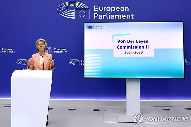 차기 집행위원단 후보 명단 공개하는 EU 집행위원장 (스트라스부르 AFP=연합뉴스) 우르줄라 폰데어라이엔 EU 집행위원장이 17일(현지시간) 차기 집행위원단 명단을 발표하고 있다. 2024.9.17 photo@yna.co.kr [재판매 및 DB 금지]