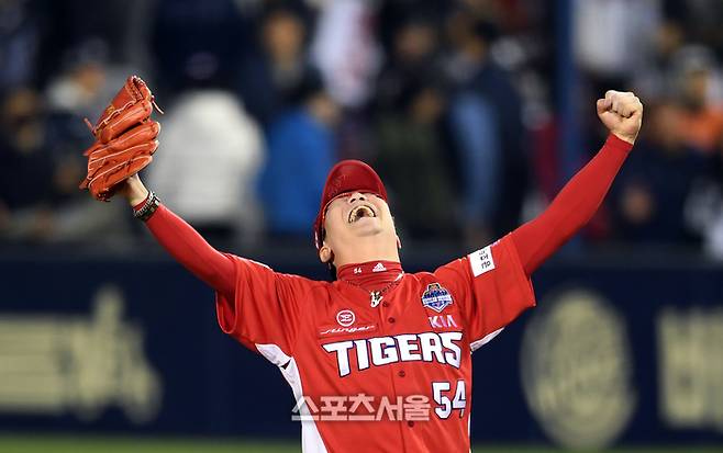 KIA 양현종이 2017년 10월30일 잠실구장에서 열린 2017 KBO리그 두산과 한국시리즈 5차전에서 9회말 등판해 승리를 지키며 통합우승을 확정한 후 환호하고 있다. 잠실 | 박진업 기자 upandup@sportsseoul.com