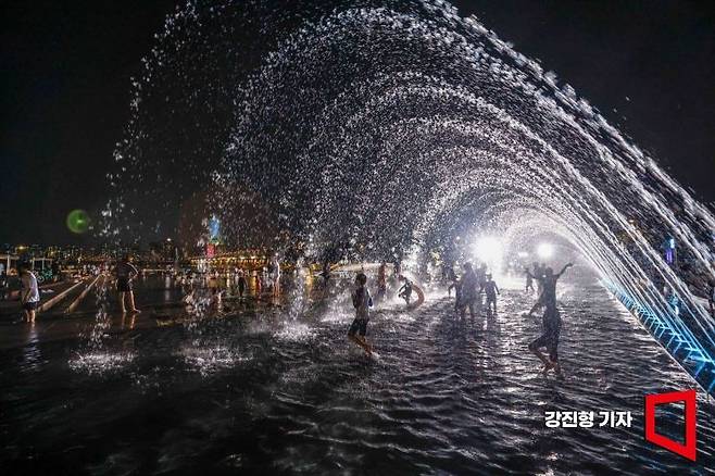 열대야에 서울 여의도 한강공원을 찾은 시민들이 물놀이를 하며 더위를 식히고 있다. 사진=강진형 기자aymsdream@