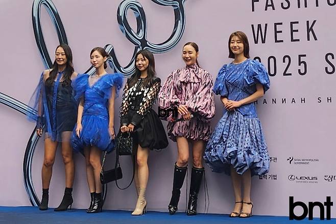 셀럽으로 포토월에선 한나신 패션쇼, 왼쪽부터 미스코리아 98미 이정민, 15선 김정진, 19미 신윤아, 90진 서정민, 11선 김혜선&nbsp;