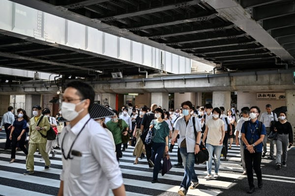 출근하고 있는 일본 도쿄 직장인들. /AFP 연합뉴스