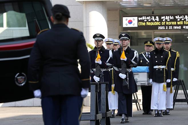 6.25전쟁 참전 미군 전사자 유해 봉송식이 작년 2월 22일 서울 동작구 국방부 유해발굴감식단(이하 국유단)에서 열리고 있는 모습. 이번 미군 전사자로 확인된 유해는 국유단과 미 국방부 전쟁포로 실종자 확인국(DPAA)이 작년 10월경 공동 감식했다. /사진공동취재단