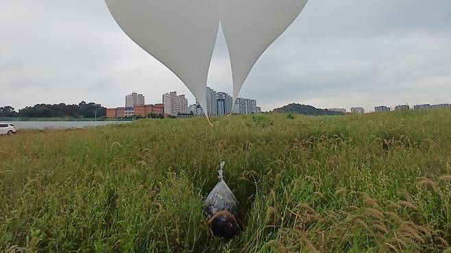 지난 6일 오전 7시 2분쯤 인천시 계양구 한 아파트 인근에 북한이 날려보낸 쓰레기풍선이 내려 앉아 있다. /인천소방본부