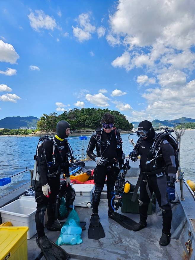 지난해부터 LG화학이 주도한 ‘잘피 서식지 복원 및 연구 사업’에 참여 중인 잠수부들./ 장윤서 기자