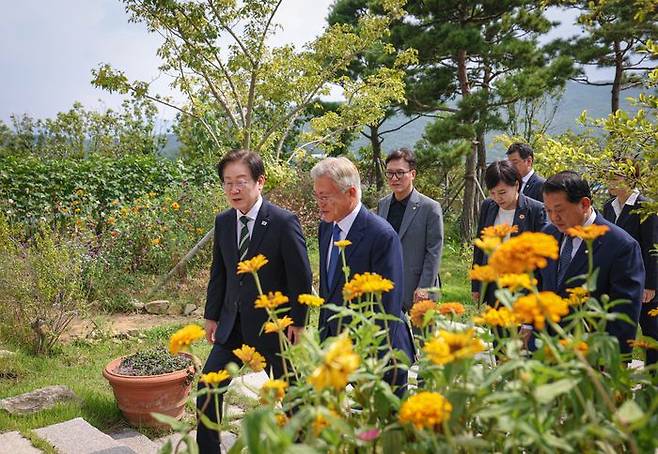 이재명 더불어민주당 대표와 문재인 전 대통령이 8일 경남 양산시 하북면 평산마을 문 전 대통령 사저에서 최고위원들과 함께 이동하고 있다. ⓒ뉴시스