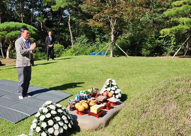 아버지 선영 찾은 신동빈 롯데 회장