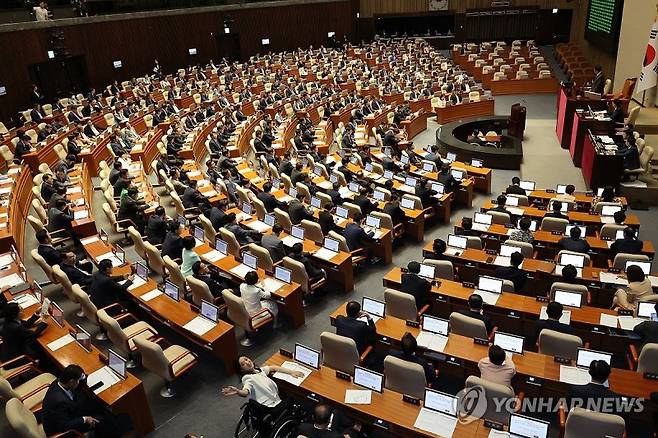 '첫 여야합의' 민생법안 처리...빈자리 없는 본회의장 (서울=연합뉴스) 김주성 기자 = 28일 오후 구하라법, 전세사기특별법 등 민생 법안을 처리 중인 본회의장의 여야 의원석이 빈자리 없이 꽉 차 있다. 재적 300인 중 295명의 의원이 재석한 가운데 열린 이날 본회의에서는 22대 국회 개원 이후 처음으로 여야가 합의로 민생 법안을 처리했다. 연합뉴스