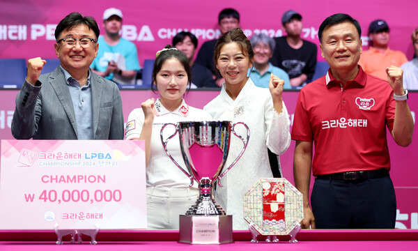 18일 열린 여자당구 크라운해태 챔피언십에서 우승한 김가영과 준우승자 한지은이 기념촬영을 하고 있다. PBA 제공