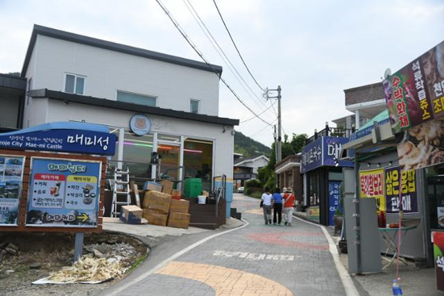 매미성을 찾는 관광객들의 발길이 늘면서 인근엔 카페와 식당이 들어서는 등 마을도 활기를 띠고 있다. 거제=박은경 기자