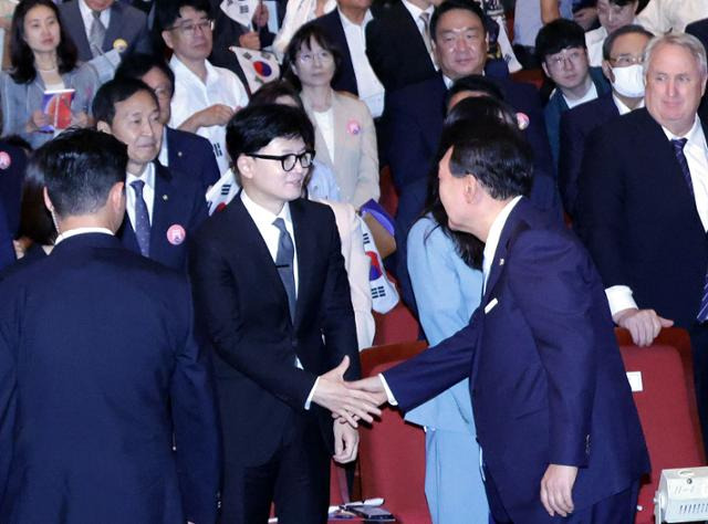 윤석열 대통령이 지난달 서울 종로구 세종문화회관에서 열린 제79주년 광복절 경축식을 마친 뒤 한동훈 국민의힘 대표와 악수하고 있다. 뉴시스