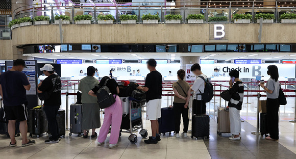 추석 연휴를 하루 앞둔 13일 오후 서울 강서구 김포국제공항 국제선 청사에서 여행객들이 탑승수속을 기다리고 있다. [사진=뉴시스]