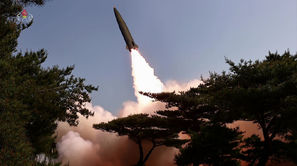 지난 5월 조선중앙TV는 김정은 북한 국무위원장이 동해상에서 진행된 새로운 자치유도항법체계를 도입한 전술탄도미사일 시험사격을 참관했다고 밝혔다. 사진은 조선중앙TV 보도화면 캡처. [사진=뉴시스]