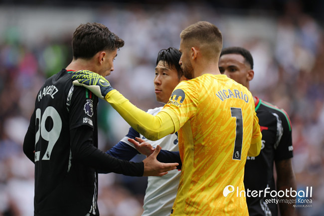 사진=게티 이미지/글로벌 축구 매체 '골닷컴'에 따르면, 손흥민의 인터뷰를 본 팬들은 "부끄러운 주장이다", "경지배하는 것이 이기는 게 아니야. 그는 분명 우리가 가진 역대 최악의 주장이다. 그는 지금 몇 달 동안이나 그 기준에서 벗어났다", "경기장에서는 리더십이 없다. 손흥민은 주장이 아니다" 등의 반응을 보였다.