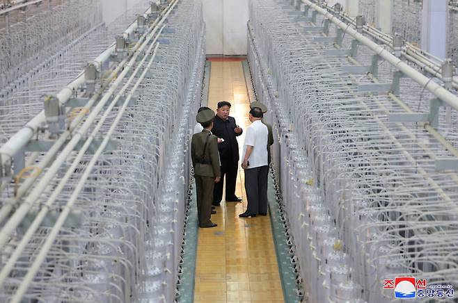 김정은 북한 국무위원장이 핵무기연구소와 무기급 핵물질 생산시설을 현지지도하고 무기급 핵물질 생산에 총력을 집중해 비약적인 성과를 낼 것을 지시했다고 조선중앙통신이 지난 13일 보도했다. 평양 조선중앙통신 = 연합뉴스