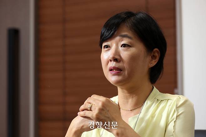 김수정 전 국가인권위원회 비상임위원이 지난달 22일 서울 서초구 법무법인 지향에서 퇴임을 앞두고 경향신문과 인터뷰하며 3년 임기 동안의 소회를 밝히고 있다. 조태형 기자