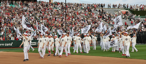 The Kia Tigers celebrate after winning the 2024 KBO pennant at Incheon SSG Landers Field in Incheon on Tuesday.  [NEWS1]