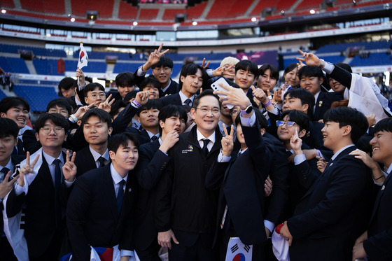 Samsung Electronics Executive Chairman Lee Jae-yong, middle, poses for a photo with Team Korea's participants in WorldSkills Lyon 2024 during the event's closing ceremony at Goupama Stadium on Sunday. [SAMSUNG ELECTRONICS]