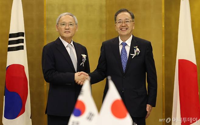 [서울=뉴시스] 추상철 기자 = 유인촌 문화체육관광부 장관이 10일 한중일 관광장관회의 참석을 위해 일본 고베를 방문해 호텔 오쿠라 고베에서 사이토 테츠오 일본 국토교통대신과 한-일 양자회의에 앞서 기념촬영을 하고 있다. (사진= 문화체육관광부 제공) 2024.09.10. photo@newsis.com *재판매 및 DB 금지 /사진=추상철