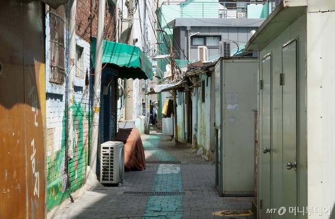 형 김윤수씨(46·가명)는 신고한 지 1년 9개월 만에 영등포역 고가도로 아래에서 동생을 만났다. 집에 안 간다는 동생에게 형은 "너에게는 돌아올 곳이 있다"는 말밖에 할 수 없었다. /사진=최지은 기자