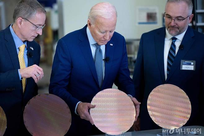 (챈들러 AFP=뉴스1) 우동명 기자 = 조 바이든 미국 대통령이 20일(현지시간) 애리조나주 챈들러에 있는 인텔 인텔 오코틸로 캠퍼스를 찾아 팻 갤싱어 인텔 CEO와 반도체 웨이퍼를 살펴 보고 있다. 2024.3.21 ⓒ AFP=뉴스1 Copyright (C) 뉴스1. All rights reserved. 무단 전재 및 재배포, AI학습 이용 금지. /사진=(챈들러 AFP=뉴스1) 우동명 기자