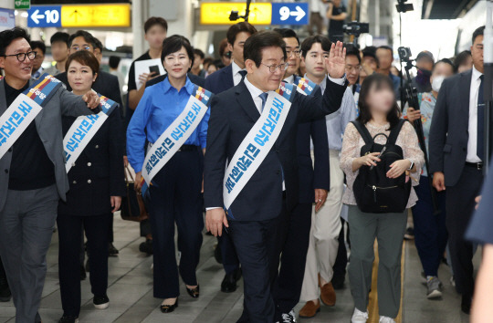 이재명(가운데) 더불어민주당 대표가 13일 오전 서울 용산역에서 추석 귀성 인사를 하고 있다. 연합뉴스