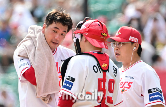 SSG 김광현이 경기 중 코치가 건네준 수건으로 땀을 닦고 있다 / 인천 = 유진형 기자 zolong@mydaily.co.kr