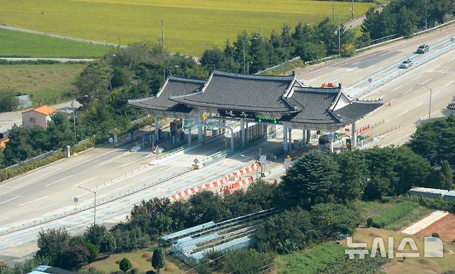 [전주=뉴시스] 김얼 기자 = 추석 연휴 마지막 날인 18일 전북 전주시 상공에서 바라본 호남고속도로가 한산한 모습을 보이고 있다. (촬영협조=전북경찰청 항공대 항공대장 윤충한 경감, 김민수 경위, 박순호 경위) 2024.09.18. pmkeul@newsis.com